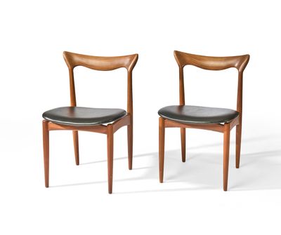 une paire de chaises avec des assises en cuir noir sur fond blanc