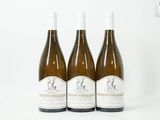 trois bouteilles de vin posées sur une table blanche