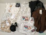 un tas de vêtements posés sur une table