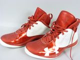 des chaussures de basket Under Armour rouges et blanches sur un fond blanc