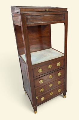 une vieille armoire en bois avec un plateau en marbre et des ferrures en laiton