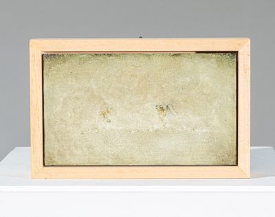 une image représentant un tableau posé sur une surface blanche et encadré d'un cadre en bois