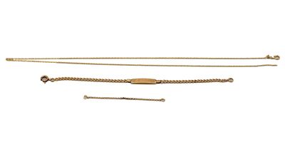 un gros plan d'un bracelet en or et d'une chaîne sur fond blanc