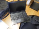 un ordinateur portable posé sur un bureau, à côté d'une chaise