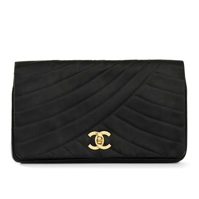 CHANEL, Pochette du soir en satin noir matelassé Circa 1975 …