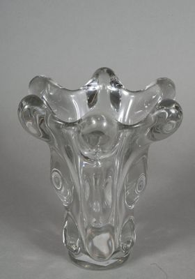 un vase en verre posé sur une table