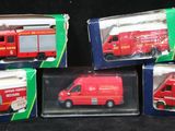 quatre camions de pompiers rouges sont représentés dans un cadre sur fond noir