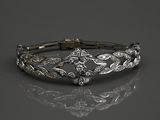 un gros plan d'un bracelet en diamants posé sur une surface réfléchissante