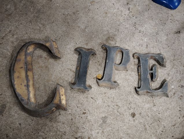 Lettres murales ancienne, de magasins d’avant-guerre, formant « C...
