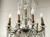 un lustre en cristal suspendu au plafond d'une pièce