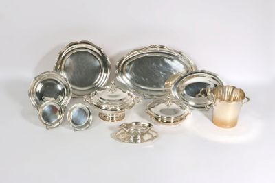 beaucoup de plats en argent sur une table blanche