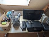 un bureau sur lequel se trouvent un ordinateur, une imprimante et d'autres objets