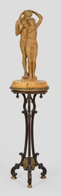 une statue représentant un homme et une femme sur un socle