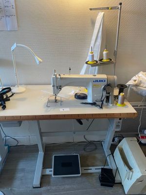une machine à coudre posée sur une table dans une pièce