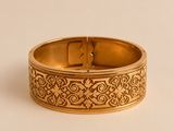 gros plan d'un bracelet en or sur une surface blanche