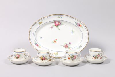 une assiette blanche décorée de fleurs, posée à côté d'une tasse et d'une soucoupe