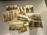 de nombreuses photographies anciennes de divers bâtiments, exposées