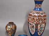 trois vases posés l'un à côté de l'autre sur une table