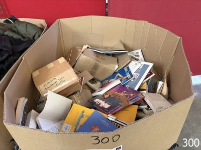 une boîte en carton remplie de livres et d'autres objets
