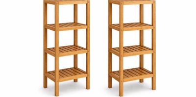 deux étagères en bois sur fond blanc, avec un fond blanc