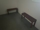 un banc et une fenêtre dans une petite pièce