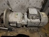 a dirty machine that is sitting in a dirty room