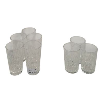 six verres posés les uns à côté des autres sur une surface blanche