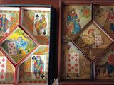deux boîtes contenant des cartes à jouer, posées sur une table