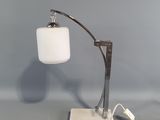 l'image d'une lampe posée sur une table