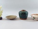trois petits vases et un petit bol sur la table