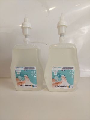 deux flacons de gel hydroalcoolique posés sur un comptoir