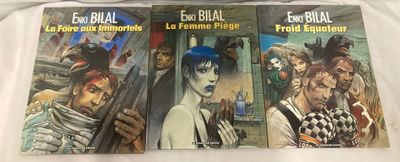 trois livres posés sur un lit aux draps blancs et un drap blanc