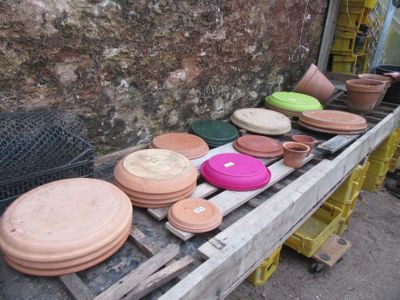 de nombreuses casseroles et poêles posées sur une table en bois