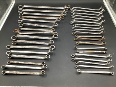 a lot of wrenches that are on the table