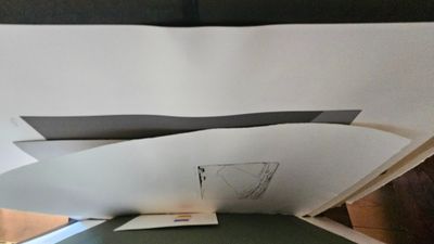 une photo d'une feuille de papier posée sur une table