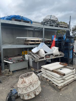 il y a beaucoup de bric-à-brac par terre dans le jardin