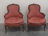 une paire de fauteuils rembourrés roses, placés dans un coin de la pièce