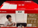 une boîte rouge sur laquelle figure l'image d'une femme assise à une table
