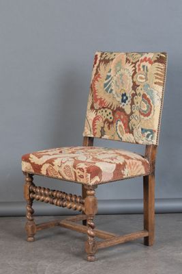une image représentant une chaise dont l'assise et le dossier sont recouverts d'un tissu à motifs floraux