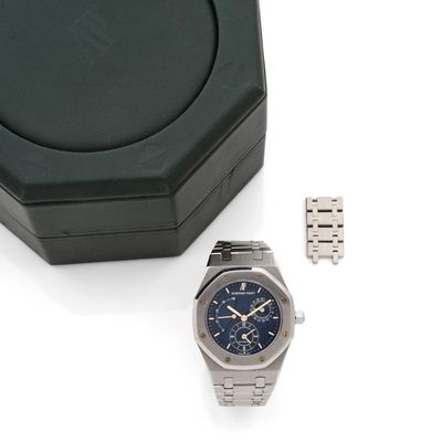 une image représentant une montre et un écrin à montre posés sur une surface blanche