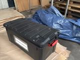 une boîte noire posée au sommet d'une pile de boîtes