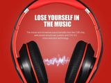 une paire d'écouteurs rouges portant l'inscription « Laisse-toi emporter par la musique »