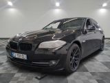 une photo d'une voiture bmw noire dans une salle d'exposition