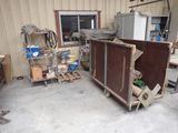 une image d'un garage avec beaucoup de ferraille