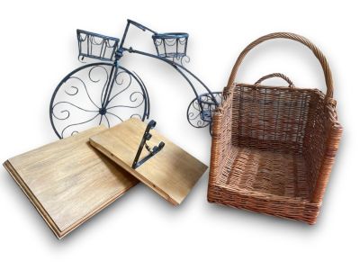 LOT comprenant un vélo porte-plante en métal, deux étagères …