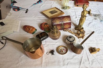 une table sur laquelle se trouvent de nombreux objets