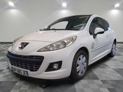 la photo d'une voiture blanche garée dans un garage