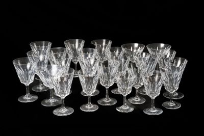 un grand nombre de verres à vin alignés les uns à côté des autres