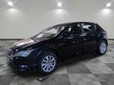 la photo d'une voiture noire garée dans un garage