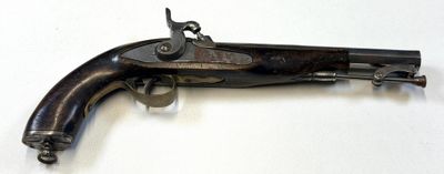 un vieux fusil sur une surface blanche avec un fond blanc